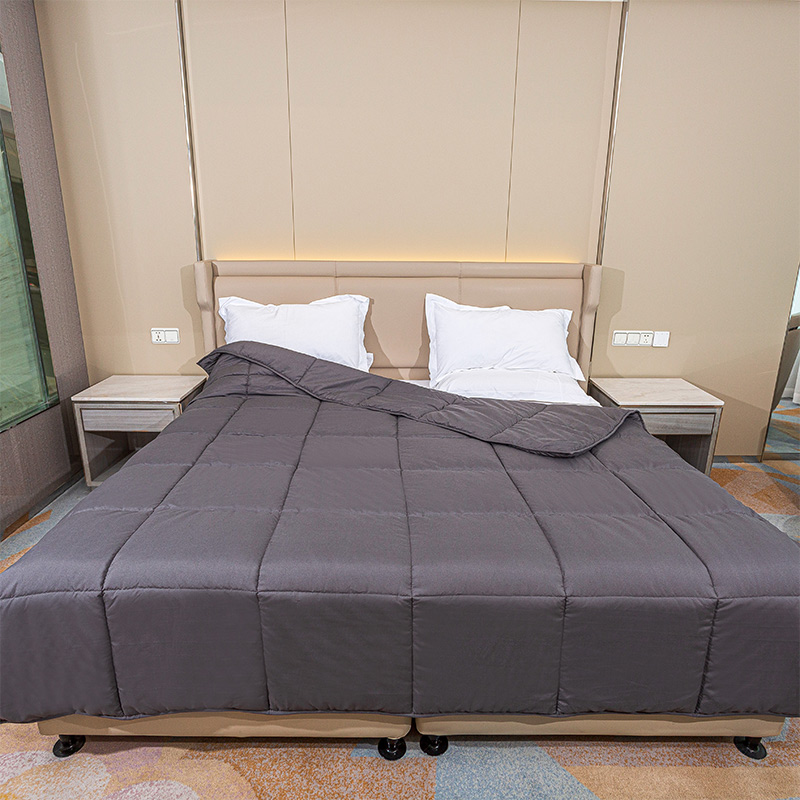 ফ্যাব্রিক ： মাইক্রোফাইবার ফিলিং: গ্লাস জপমালা / পলিয়েস্টার রঙ: সাদা বা কাস্টমাইজড আকার: যমজ, পূর্ণ, রানী, কিং বা কাস্টমাইজড প্যাকিং: ভ্যাকুয়ামেড, পিভিসি, তার বা কাস্টমাইজড।